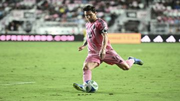 اقتحام جماهيري في بورتوريكو يسقط ميسي أرضا اقتحام جماهيري في بورتوريكو يسقط ميسي أرضا