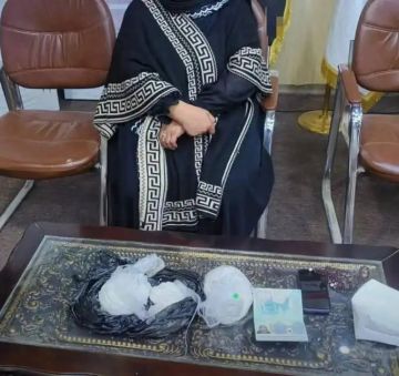 القبض على سيدة هربت المخدرات بحذائها