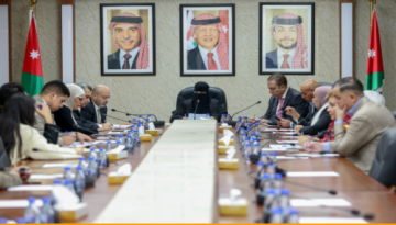 لجنة المرأة وشؤون الأسرة تناقش تعزيز حماية الطفل ومكافحة العنف الأسري لجنة المرأة وشؤون الأسرة تناقش تعزيز حماية الطفل ومكافحة العنف الأسري