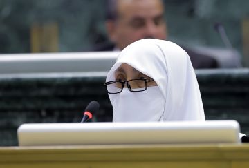 العتوم تسأل حول دهم المنازل وتوقيف المواطنين على الطرق الخارجية دون تأمين أهاليهم ومركباتهم عاجل