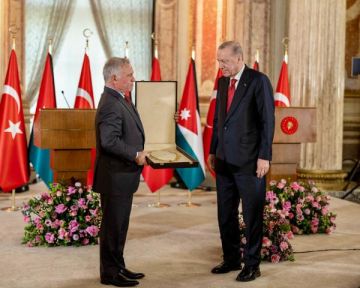 الملك يمنح أردوغان قلادة الحسين بن علي