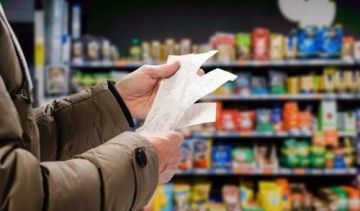 محافظ الزرقاء يؤكد توفر مخزون كاف من المواد التموينية ويشدد على الرقابة لضمان استقرار الأسواق خلال شهر رمضان