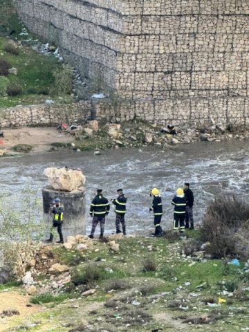 الأمن : فرق الغطس تبحث عن شخص سقط في سيل الزرقاء