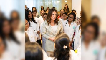 الملكة رانيا تزور مدرسة تشاناكيا للحرف في مومباي بالهند الملكة رانيا تزور مدرسة تشاناكيا للحرف في مومباي بالهند