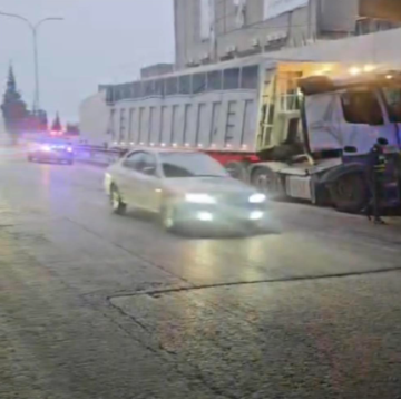 إدارة السير تحذر القادمين من ناعور بعد تدهور تريلا عند جسر الفردوس - صورة إدارة السير تحذر القادمين من ناعور بعد تدهور تريلا عند جسر الفردوس - صورة