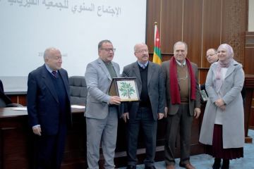 الجمعية الفيزيائية الأردنية تكرم باحثا من جامعة الزرقاء لتميزه البحثي الجمعية الفيزيائية الأردنية تكرم باحثا من جامعة الزرقاء لتميزه البحثي
