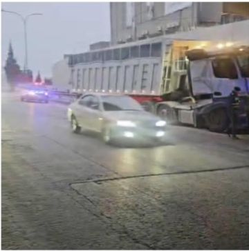 تدهور تريلا واصطدامها بأعمدة جسر الفردوس يعيق المسرب الأيسر للقادمين من ناعور