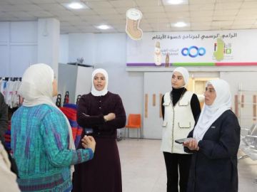 طهبوب وأبو غوش في زيارة لبنك الملابس الخيري