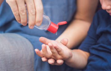 هل النظافة الفائقة مضرة للأطفال؟ .. دراسة تجيب