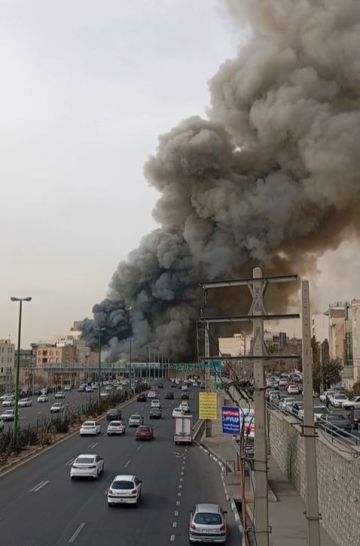 حريق ضخم في مركز تجاري بطهران
