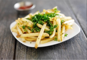 البطاطس المقلية بالثوم والبقدونس البطاطس المقلية بالثوم والبقدونس