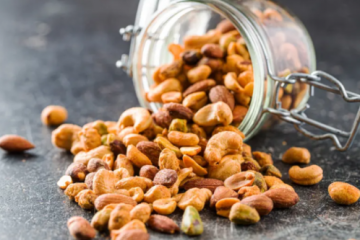 المكسرات.. حليف القلب وطول العمر عند تناولها بذكاء