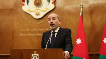 الصفدي وعدد من نظرائه يدينون اعتداءات إيران على الأردن ودول عربية