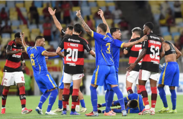 في مشهد يحبس الأنفس.. نوبة تشنجية حادة تباغت لاعبا في مباراة بالبرازيل