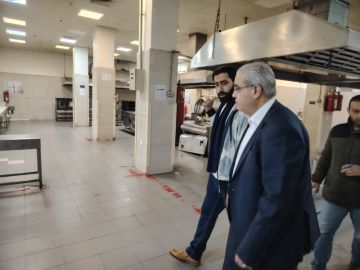 وزير الصحة يزور كفتيريا مستشفى البشير فجأة ويشارك الموظفين إفطار رمضان وزير الصحة يزور كفتيريا مستشفى البشير فجأة ويشارك الموظفين إفطار رمضان