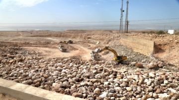 وزير الأشغال يتفقد مشاريع حمايات جسور البحر الميت