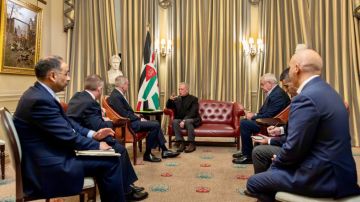 الملك يبحث مع رئيس أركان الدفاع البريطاني تعزيز الشراكة الدفاعية