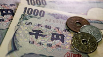 الين يتراجع أمام الدولار بعد فوز تاريخي لائتلاف رئيسة وزراء اليابان