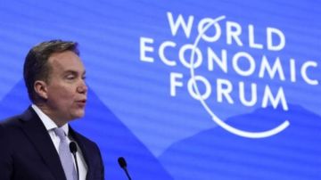 ملفات إبستين تطيح بالرئيس التنفيذي لمنتدى دافوس