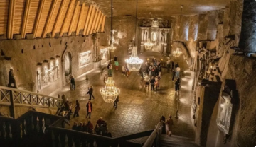 أغرب وجهة سياحية في أوروبا.. مملكة ملحية تحت الأرض تجذب 9 آلاف زائر يوميا أغرب وجهة سياحية في أوروبا.. مملكة ملحية تحت الأرض تجذب 9 آلاف زائر يوميا