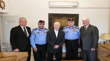 الأمن العام يكرم الرائد المتقاعد سعد الدين هاكوز (98 عاما) في يوم الوفاء للمتقاعدين العسكريين الأمن العام يكرم الرائد المتقاعد سعد الدين هاكوز (98 عاما) في يوم الوفاء للمتقاعدين العسكريين