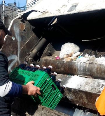 الغذاء والدواء: إتلاف 750 لترا من العصائر الرمضانية ضبطت داخل مركبة الغذاء والدواء: إتلاف 750 لترا من العصائر الرمضانية ضبطت داخل مركبة