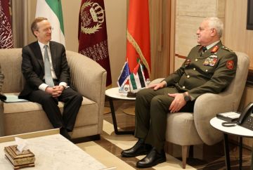 رئيس هيئة الأركان المشتركة يبحث تعزيز التعاون الأمني مع الاتحاد الأوروبي رئيس هيئة الأركان المشتركة يبحث تعزيز التعاون الأمني مع الاتحاد الأوروبي