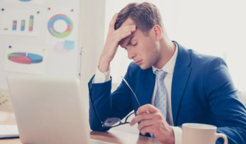 بسبب غمضة عين .. موظف يفصل من وظيفته