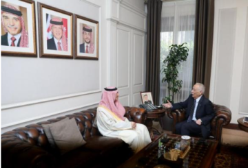 رئيس الديوان الملكي يستقبل السفير السعودي لدى المملكة