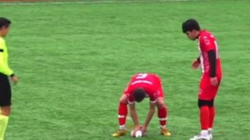 لاعب هاو تركي يصبح بطلا بعد إنقاذه نورسا من الموت لاعب هاو تركي يصبح بطلا بعد إنقاذه نورسا من الموت