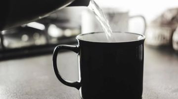 شرب الماء الدافئ .. فوائد مثبتة أم مبالغات؟