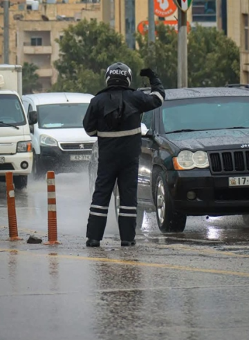 6 إصابات بحادثي تدهور وتحذيرات من الانزلاق على الطرق