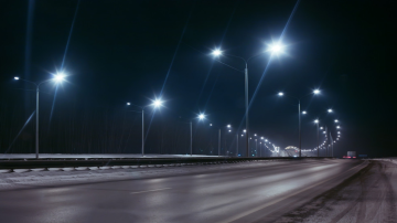  الأشغال تطلق مشروع إنارة ممر عمان التنموي بالطاقة الشمسية بكلفة 1.4 مليون دينار