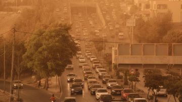 موجات غبارية كثيفة في طريقها إلى الأردن وتنبيه من تدني مدى الرؤية الأفقية موجات غبارية كثيفة في طريقها إلى الأردن وتنبيه من تدني مدى الرؤية الأفقية