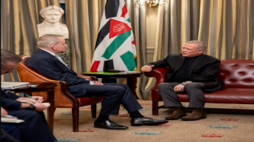 الملك يبحث مع رئيس أركان الدفاع البريطاني سبل تعزيز الشراكة الدفاعية بين البلدين