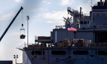 إيران تقول إنها استهدفت سفينة دعم قتالي أمريكية بهجمات صاروخية إيران تقول إنها استهدفت سفينة دعم قتالي أمريكية بهجمات صاروخية