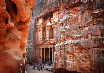 البترا تشهد انتعاشا سياحيا ملحوظا مع ارتفاع أعداد الزوار وعودة النشاط الاقتصادي البترا تشهد انتعاشا سياحيا ملحوظا مع ارتفاع أعداد الزوار وعودة النشاط الاقتصادي