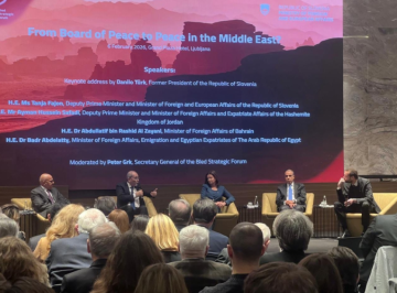 الصفدي يؤكد ضرورة الالتزام بوقف إطلاق النار في غزة وحق الفلسطينيين بالدولة المستقلة