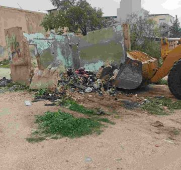 بلدية إربد تزيل بناء مهجورا يشكل مكرهة صحية بلدية إربد تزيل بناء مهجورا يشكل مكرهة صحية