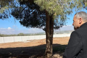 الجريري يتفقد عطاء مشروع بناء سور مدرسة منجا الثانوية للبنين .