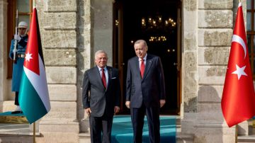 الملك والرئيس التركي يعقدان مباحثات بقصر دولمة بهجة في إسطنبول الملك والرئيس التركي يعقدان مباحثات بقصر دولمة بهجة في إسطنبول