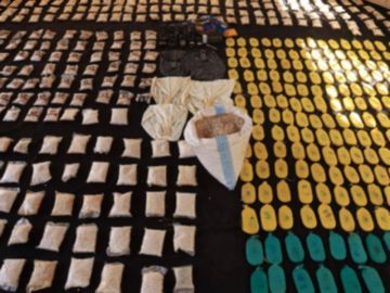 سورية تحبط محاولة تهريب ضخمة للمخدرات باتجاه الأردن .. صور سورية تحبط محاولة تهريب ضخمة للمخدرات باتجاه الأردن .. صور