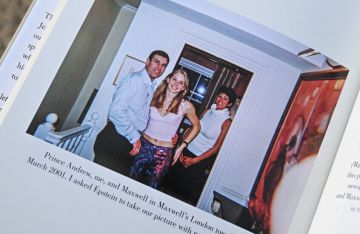 صور مريبة للأمير السابق أندرو تخرج من ملفات المجرم الجنسي إبستين (صور)