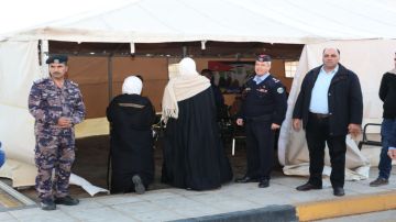 الأمن العام يقيم خيما رمضانية لإفطار المسافرين في عدد من المراكز الحدودية الأمن العام يقيم خيما رمضانية لإفطار المسافرين في عدد من المراكز الحدودية