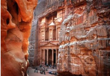 البترا تشهد انتعاشا سياحيا ملحوظا مع ارتفاع أعداد الزوار وعودة النشاط الاقتصادي