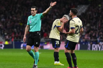 برشلونة يصعد ويتهم التحكيم الإسباني بـ (ازدواجية المعايير)