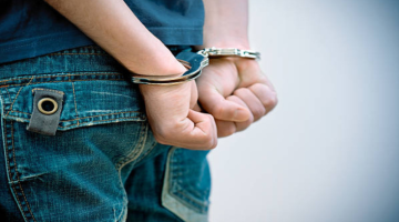 القبض على مجموعة جرمية نفذت عددا من السرقات على محال بيع القهوة