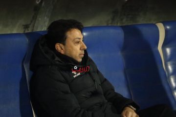 هل يضحي الوحدات بمدربه .. أزمة فنية تضرب الوحدات والضغوط تتصاعد !! هل يضحي الوحدات بمدربه .. أزمة فنية تضرب الوحدات والضغوط تتصاعد !!