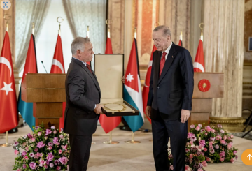 الملك يمنح الرئيس التركي قلادة الحسين بن علي