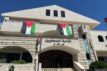 نقابة الصحفيين الأردنيين تدعو إلى تحري الدقة والاعتماد على المصادر الرسمية في متابعة التطورات العسكرية في المنطقة نقابة الصحفيين الأردنيين تدعو إلى تحري الدقة والاعتماد على المصادر الرسمية في متابعة التطورات العسكرية في المنطقة